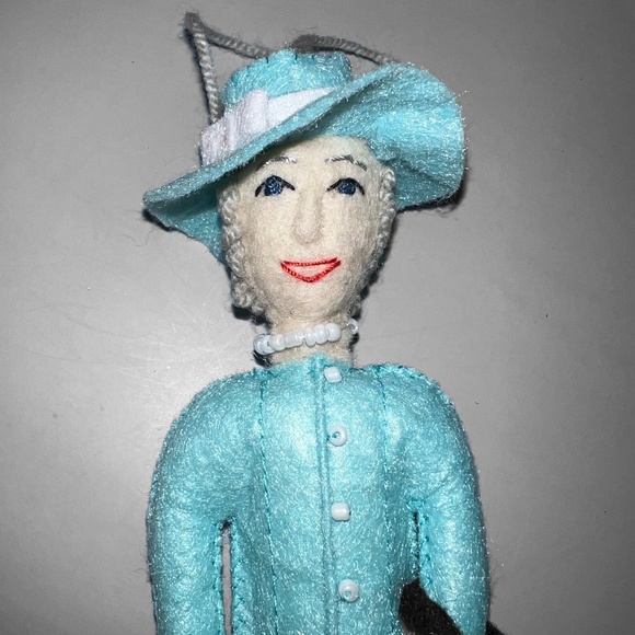 Queen Elizabeth II Ornament - Picture 2 of 5